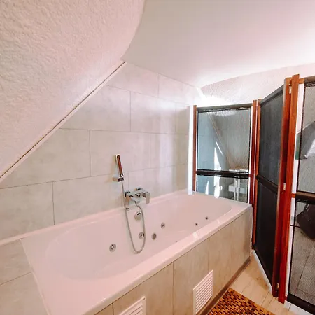 At - D'hote Avec Jacuzzi Et Dans Les Bois Gesves