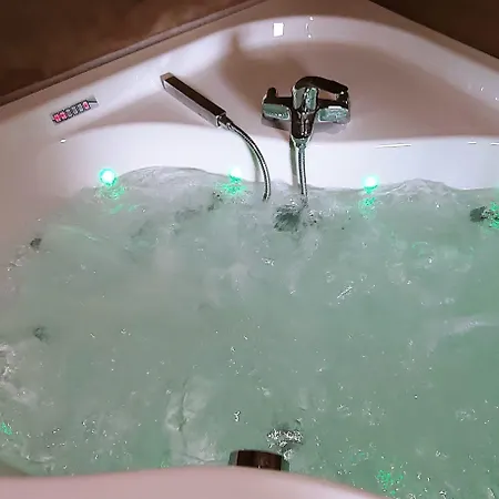 Pensjonat Avec Jacuzzi Ou Dans Les Bois 4*