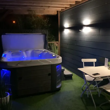 Avec Jacuzzi Ou Dans Les Bois Pensjonat