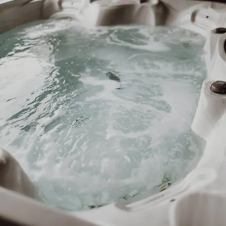 Avec Jacuzzi Ou Dans Les Bois 4*